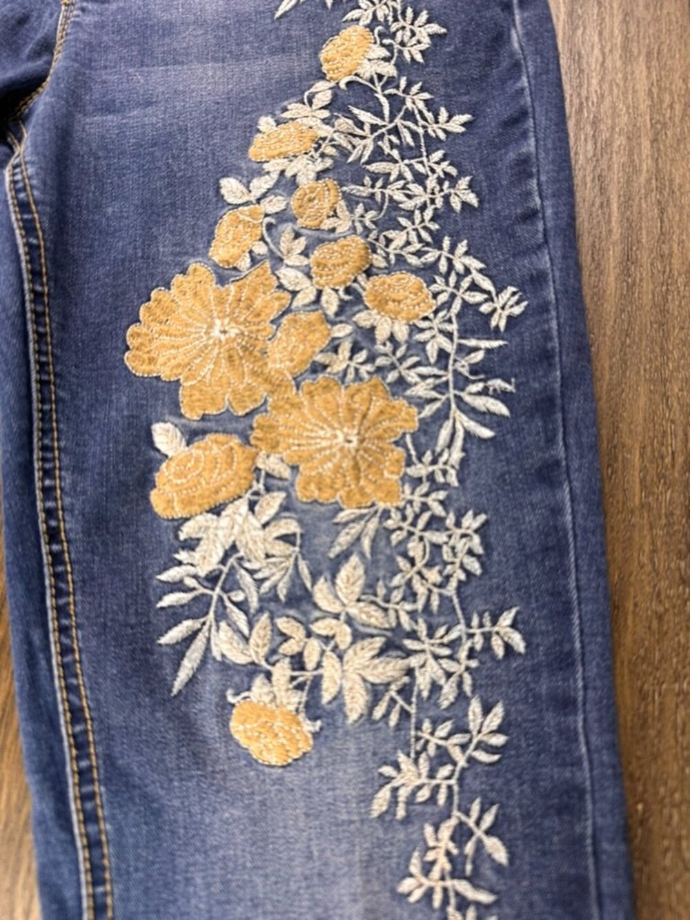 Caché Y2K Floral Embroidered Flare Jeans Women's Low/Mid Rise Sz 4 - Picture 4 of 16
